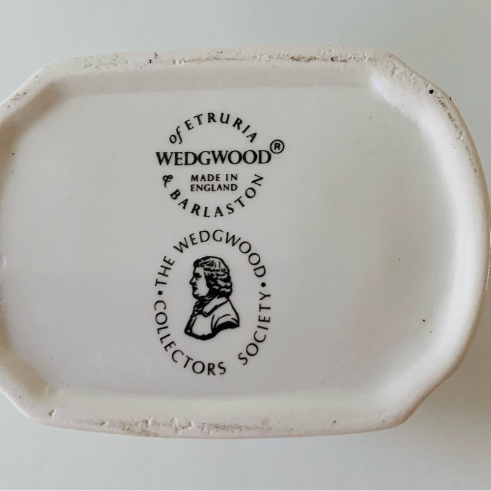Wedgwood Collectors Society Flask Shape Tea Caddy - Picture 5 of 9